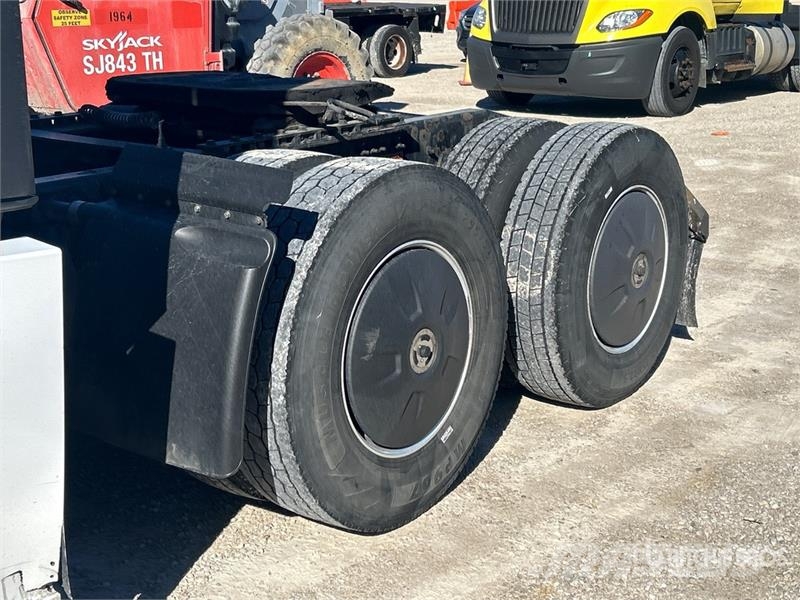 Freightliner Cascadia 126 6x4 T/A Sleeper Truck Tractor Tractor Units