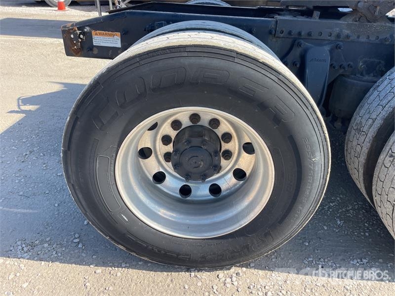 Freightliner Cascadia 125 6x4 T/A Sleeper Truck Tractor Cabezas tractoras