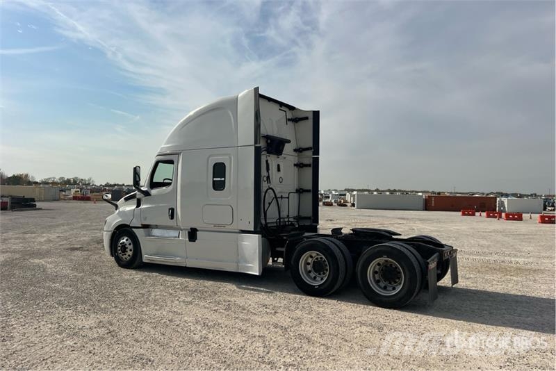 Freightliner Cascadia 126 6x4 T/A Sleeper Truck Tractor Sattelzugmaschinen