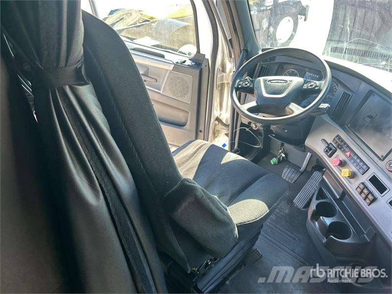 Freightliner Cascadia 126 6x4 T/A Sleeper Truck Tractor Tractor Units