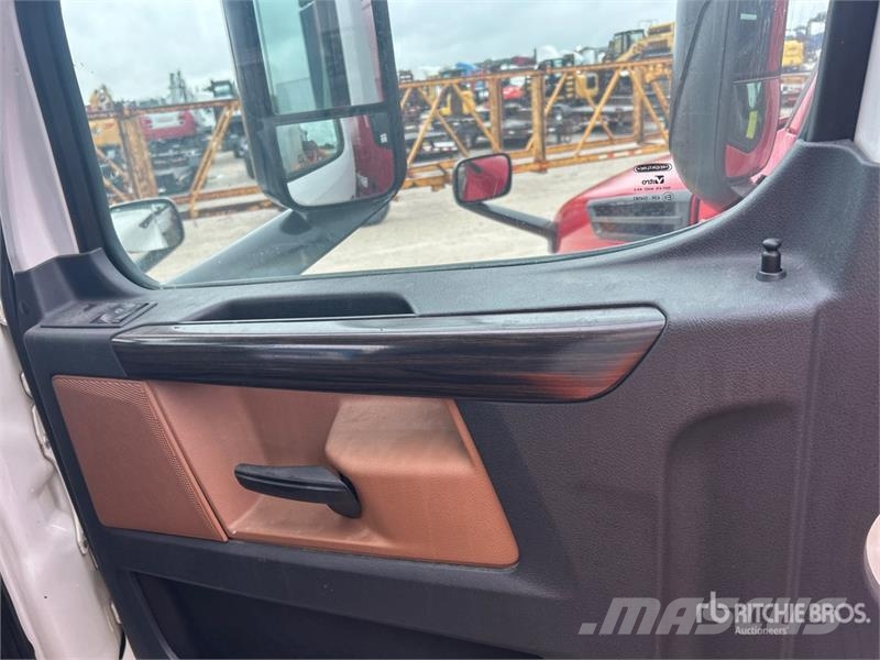 Freightliner Cascadia 126 6x4 T/A Sleeper Truck Tractor Tractor Units