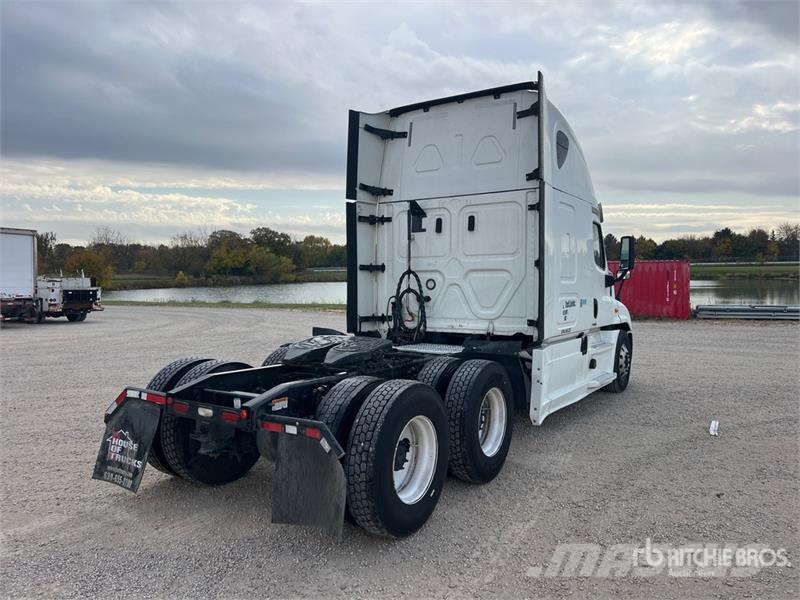 Freightliner Cascadia 125 6x4 T/A Sleeper Truck Tractor Vilcēji