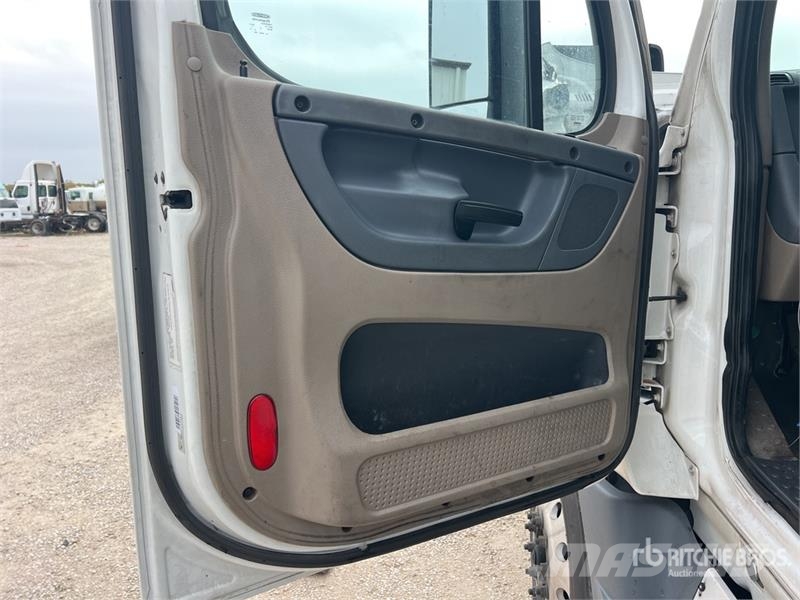 Freightliner Cascadia 125 6x4 T/A Sleeper Truck Tractor Тягачі