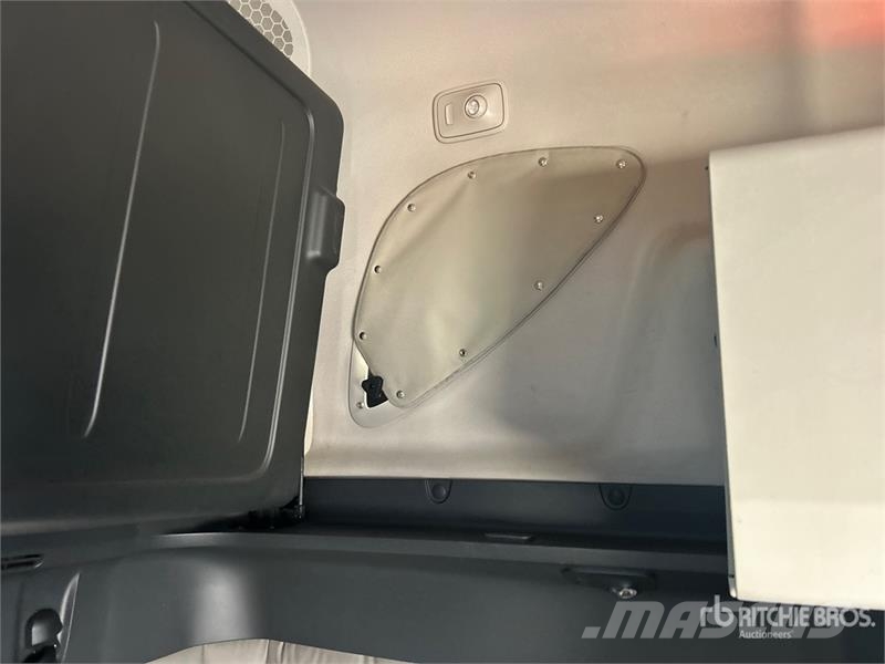 Freightliner Cascadia 126 6x4 T/A Sleeper Truck Tractor Tractor Units