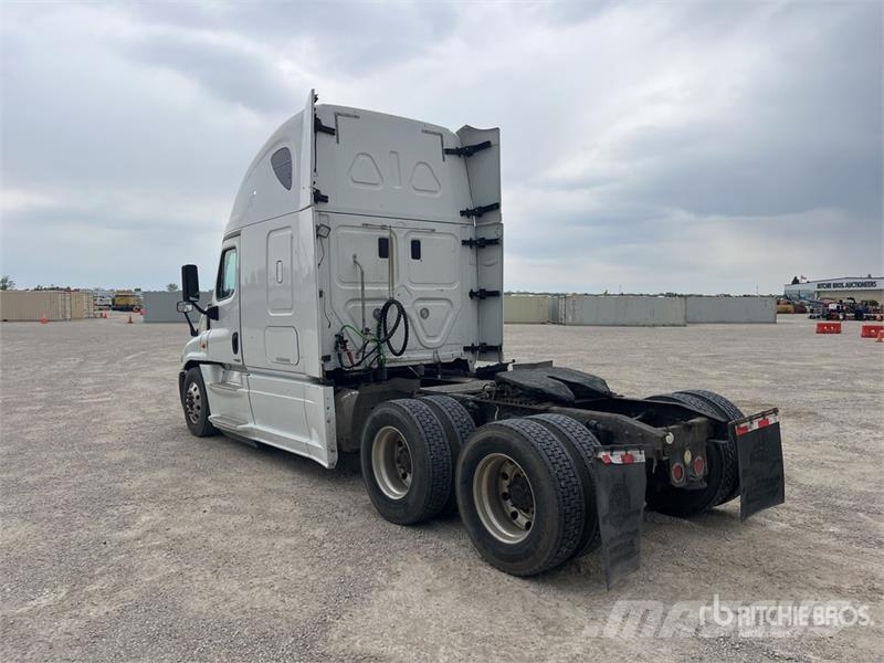 Freightliner Cascadia 125 6x4 T/A Sleeper Truck Tractor Tractor Units