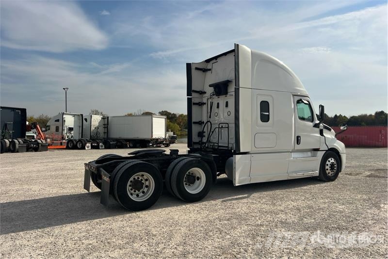 Freightliner Cascadia 126 6x4 T/A Sleeper Truck Tractor Sattelzugmaschinen