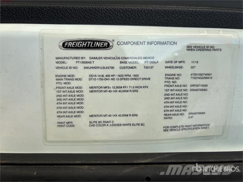 Freightliner Cascadia 126 6x4 T/A Sleeper Truck Tractor (Inoper Trekkvogner