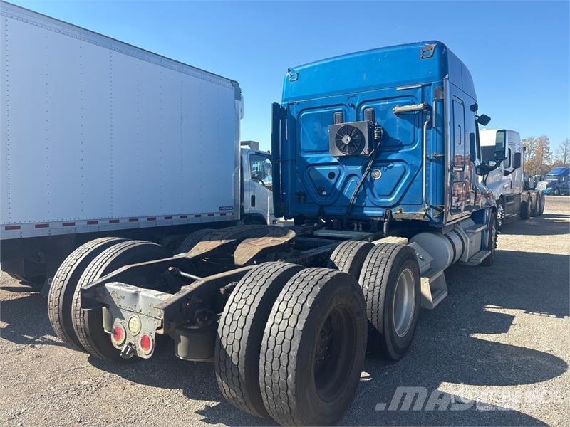Freightliner Cascadia 125 6x4 T/A Sleeper Truck Tractor (Inoper Vlačilci