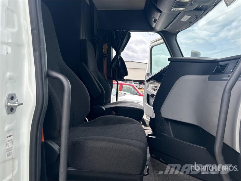 Freightliner Cascadia 126 6x4 T/A Sleeper Truck Tractor Cavalos mecânicos
