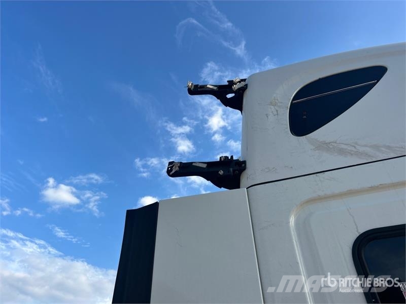 Freightliner Cascadia 125 6x4 T/A Sleeper Truck Tractor Vilcēji