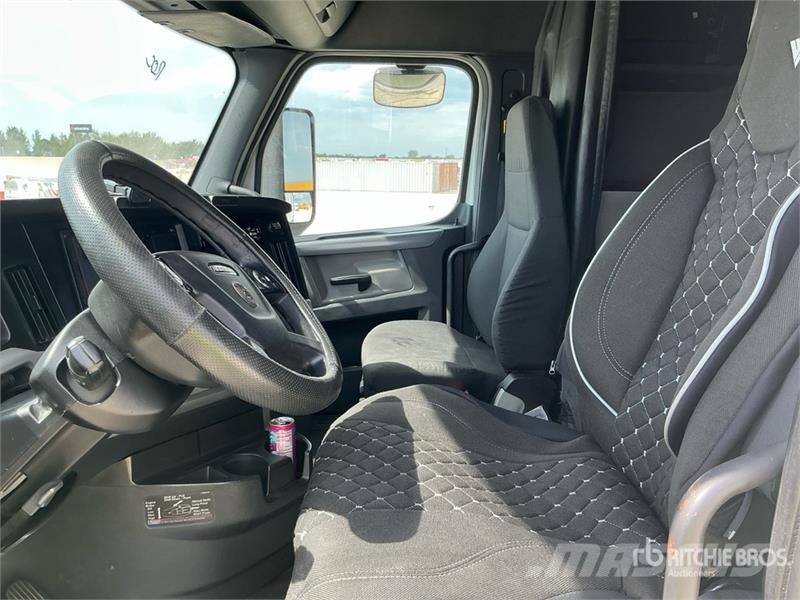 Freightliner Cascadia 126 6x4 T/A Sleeper Truck Tractor Sattelzugmaschinen