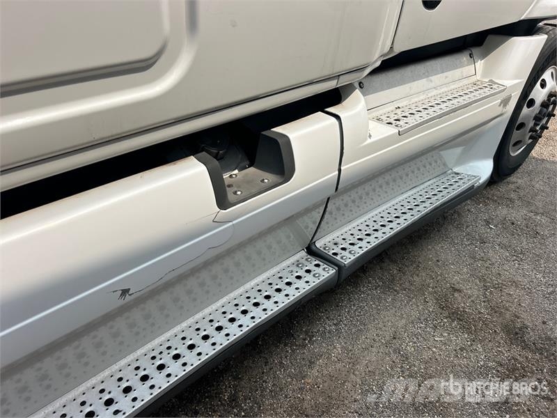Freightliner Cascadia 125 6x4 T/A Sleeper Truck Tractor (Glider Tractor Units