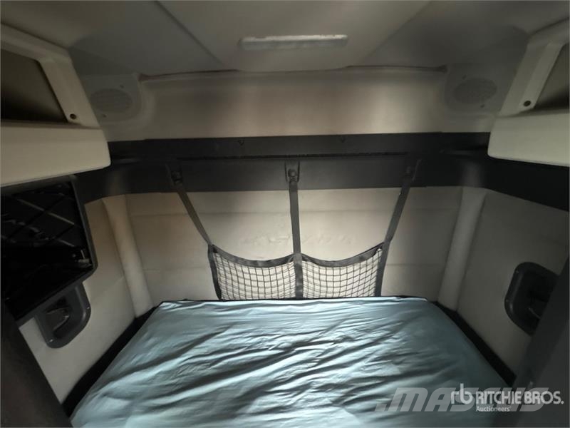 Freightliner Cascadia 126 6x4 T/A Sleeper Truck Tractor Tractor Units