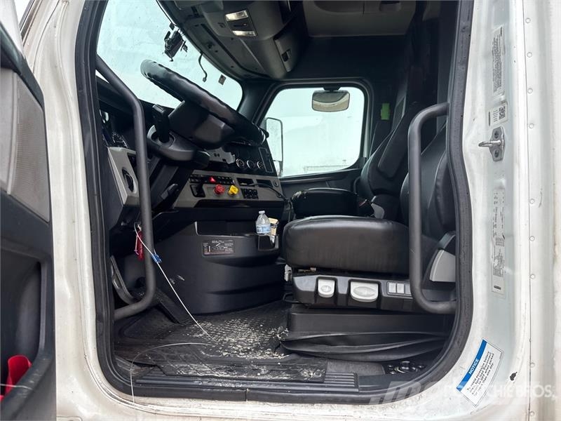 Freightliner Cascadia 126 6x4 T/A Sleeper Truck Tractor Влекачи