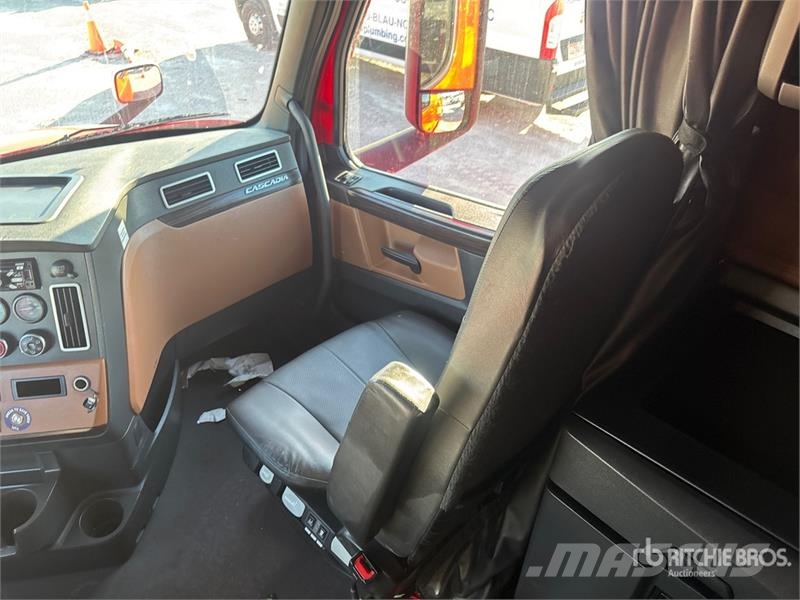 Freightliner Cascadia 126 6x4 T/A Sleeper Truck Tractor Motrici e Trattori Stradali