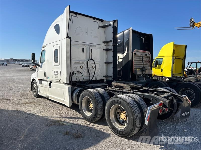 Freightliner Cascadia 126 6x4 T/A Sleeper Truck Tractor Vilcēji
