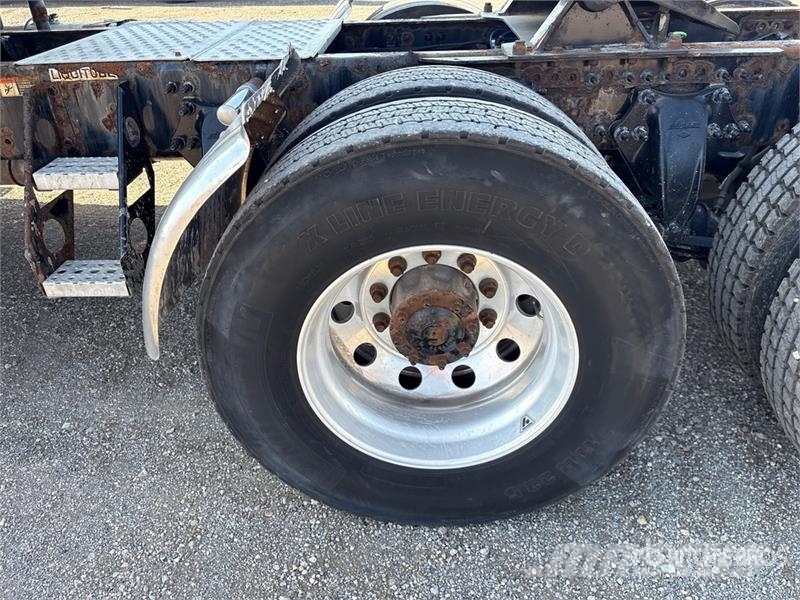 Freightliner Cascadia 126 6x4 T/A Sleeper Truck Tractor Sattelzugmaschinen