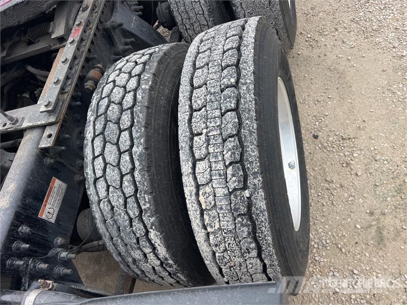 Freightliner Cascadia 126 6x4 T/A Sleeper Truck Tractor 曳引機組件