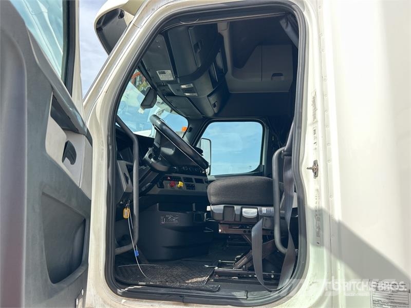 Freightliner Cascadia 126 T/A Sleeper Truck Tractor Prime Movers