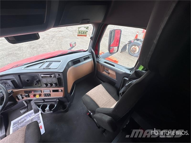 Freightliner Cascadia 126 6x4 T/A Sleeper Truck Tractor 트랙터 유닛