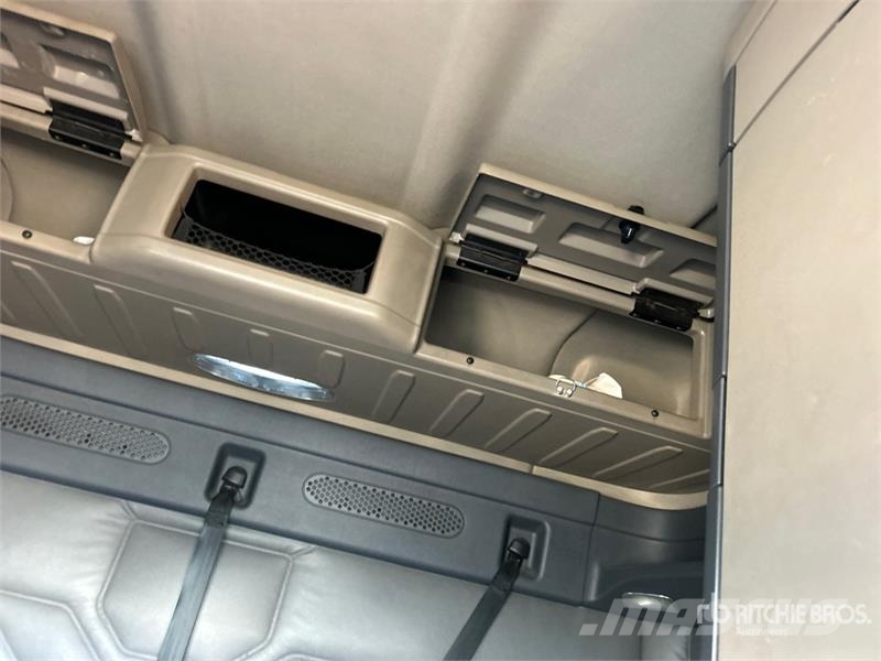 Freightliner Cascadia 125 6x4 T/A Sleeper Truck Tractor Tractor Units