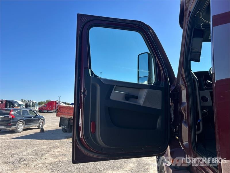 Freightliner Cascadia 126 6x4 T/A Sleeper Truck Tractor Vlačilci