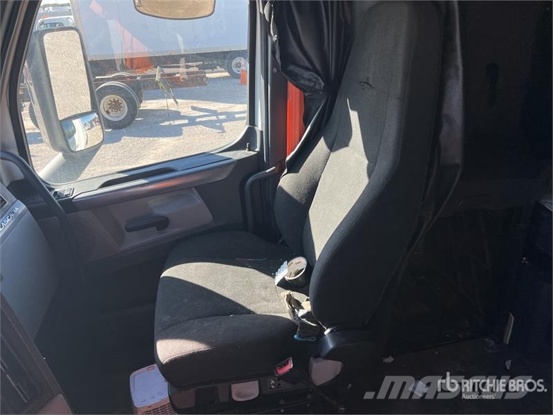 Freightliner Cascadia 126 6x4 T/A Sleeper Truck Tractor Traktorske jedinice