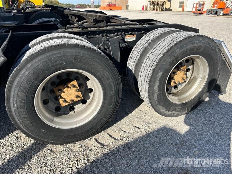 Freightliner Cascadia 126 6x4 T/A Sleeper Truck Tractor Vilcēji