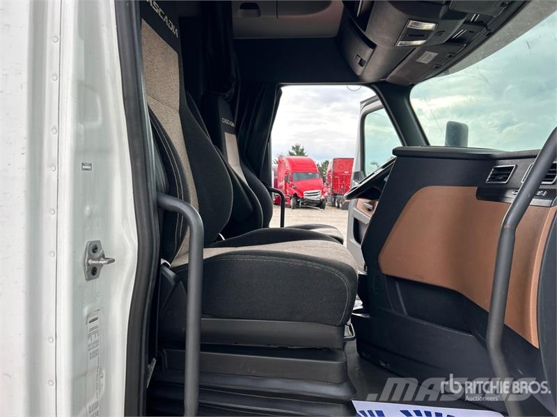Freightliner Cascadia 126 6x4 Rebuilt Title** T/A Sleeper Truck Trekkers