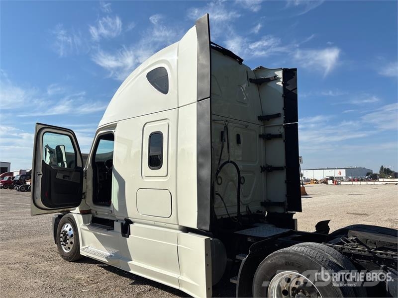 Freightliner Cascadia 126 6x4 T/A Sleeper Truck Tractor Nyergesvontatók
