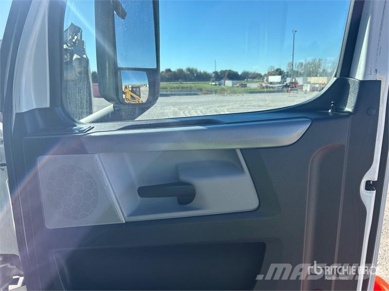 Freightliner Cascadia 126 6x4 T/A Sleeper Truck Tractor Tractor Units