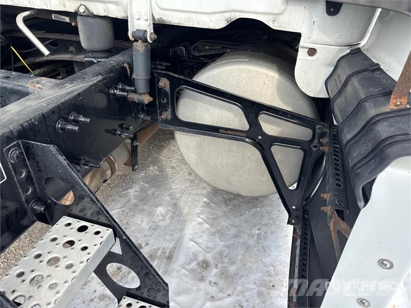 Freightliner Cascadia 126 6x4 T/A Sleeper Truck Tractor (Inoper 트랙터 유닛
