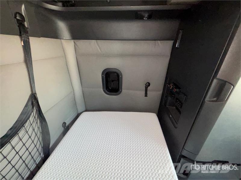 Freightliner Cascadia 126 6x4 T/A Sleeper Truck Tractor Sattelzugmaschinen