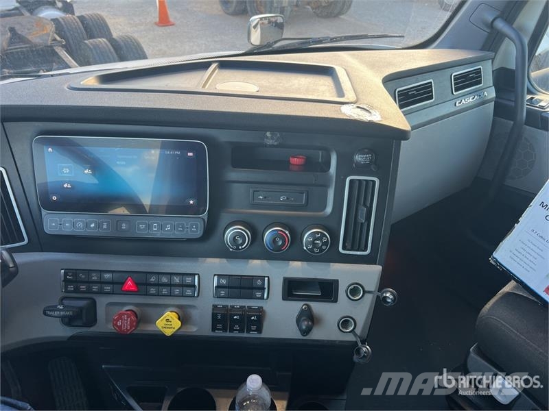 Freightliner Cascadia 126 6x4 T/A Sleeper Truck Tractor Vlačilci