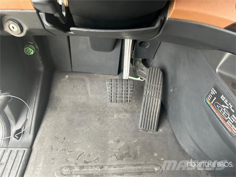 Freightliner Cascadia 126 6x4 T/A Sleeper Truck Tractor Tractor Units