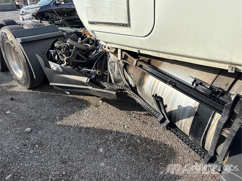 Freightliner Cascadia 126 6x4 T/A Sleeper Truck Tractor (Inoper Trekkvogner