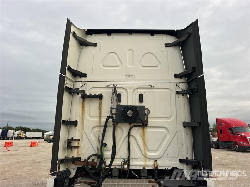 Freightliner Cascadia 126 6x4 T/A Sleeper Truck Tractor Тягачі