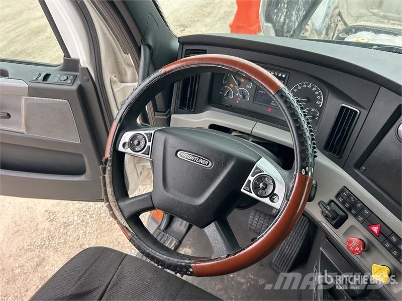 Freightliner Cascadia 126 6x4 T/A Sleeper Truck Tractor Тягачі