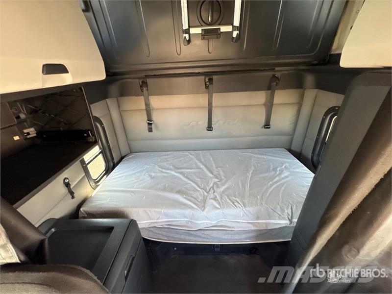 Freightliner Cascadia 126 6x4 T/A Sleeper Truck Tractor Traktorske jedinice