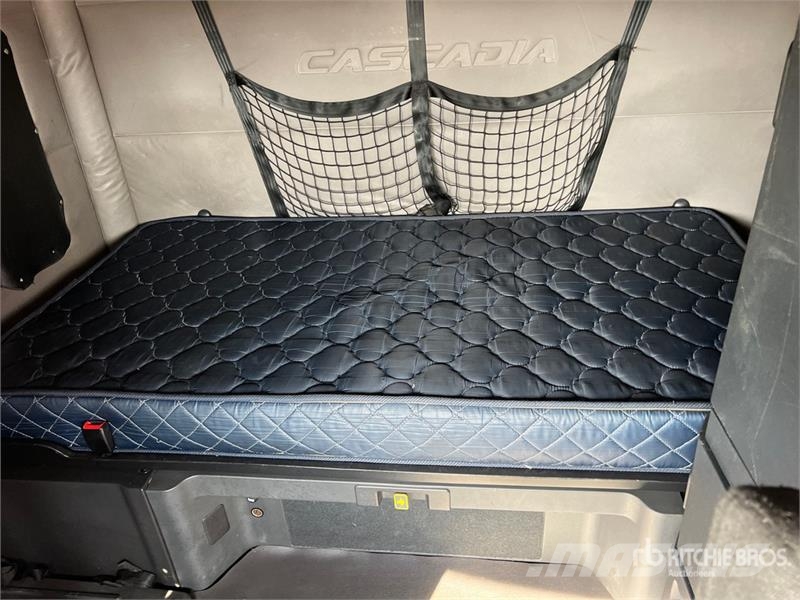 Freightliner Cascadia 126 6x4 T/A Sleeper Truck Tractor Sattelzugmaschinen