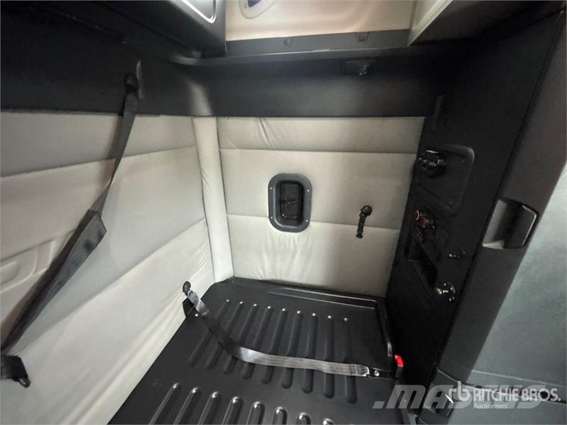 Freightliner Cascadia 126 6x4 T/A Sleeper Truck Tractor Dragbilar