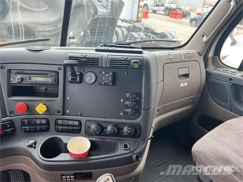 Freightliner Cascadia 125 6x4 T/A Sleeper Truck Tractor Тягачі