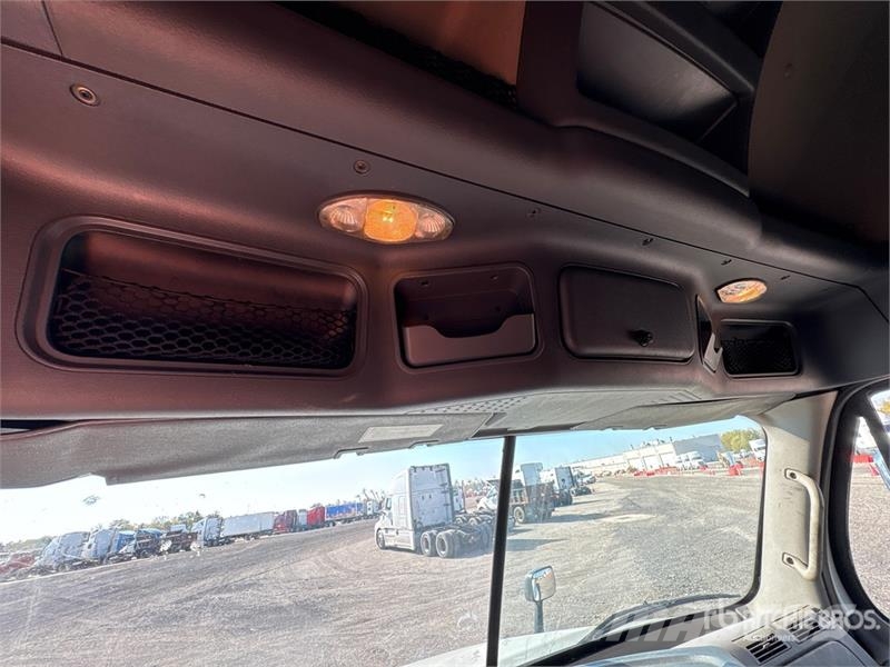 Freightliner Cascadia 125 6x4 T/A Sleeper Truck Tractor Tegljači