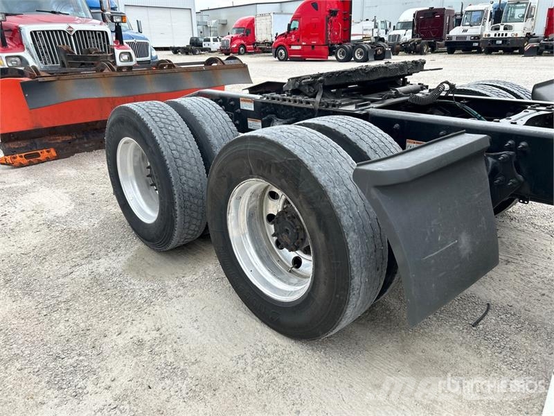 Freightliner Cascadia 126 6x4 Rebuilt Title* T/A Sleeper Truck  Cavalos mecânicos