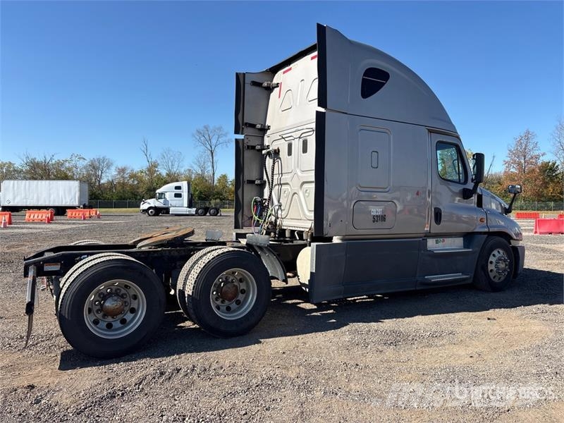 Freightliner Cascadia 125 6x4 T/A Sleeper Truck Tractor Tegljači