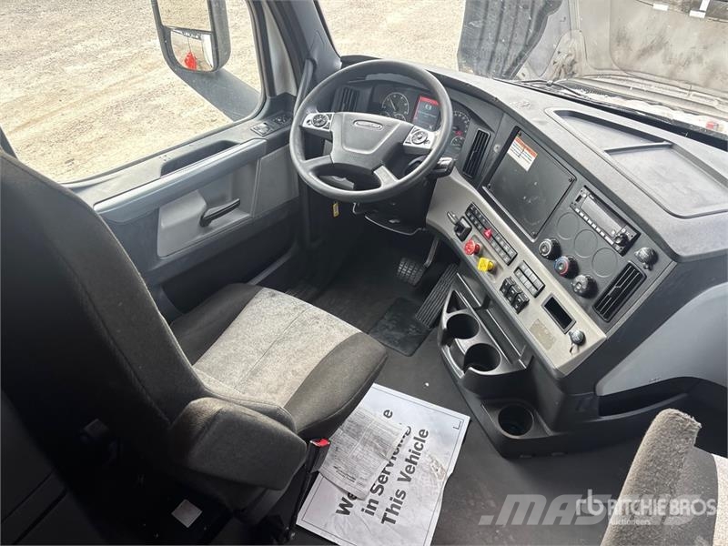 Freightliner Cascadia 126 6x4 T/A Sleeper Truck Tractor Vlačilci