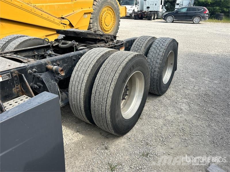 Freightliner Cascadia 126 6x4 T/A Sleeper Truck Tractor Tractor Units