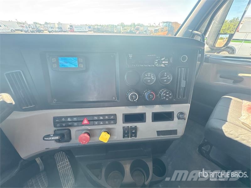 Freightliner Cascadia 126 6x4 T/A Sleeper Truck Tractor Sattelzugmaschinen