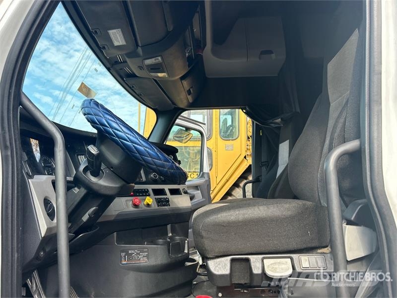 Freightliner Cascadia 126 6x4 T/A Sleeper Truck Tractor Tractor Units