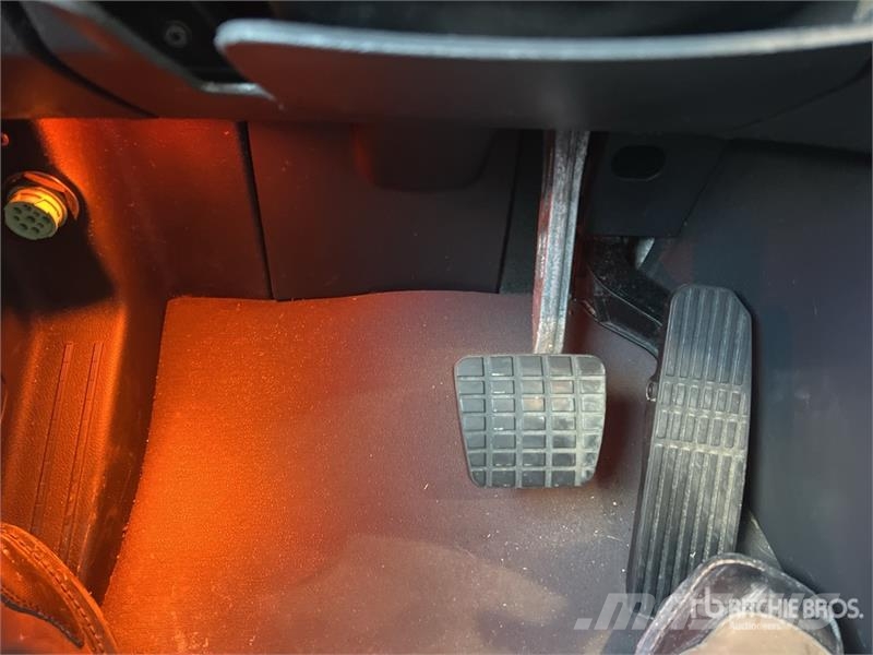 Freightliner Cascadia 126 6x4 T/A Sleeper Truck Tractor Vlačilci